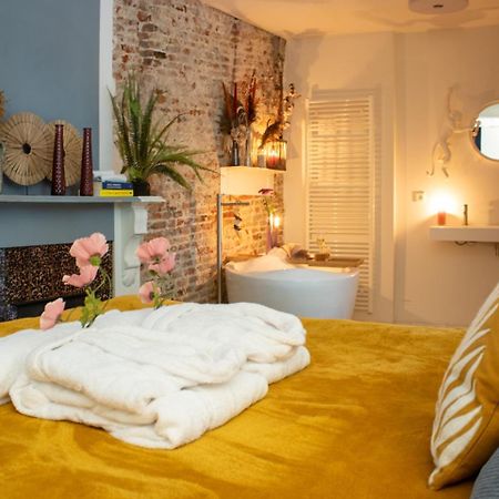 Georgia'S Bathhouse Apartman Breda Kültér fotó