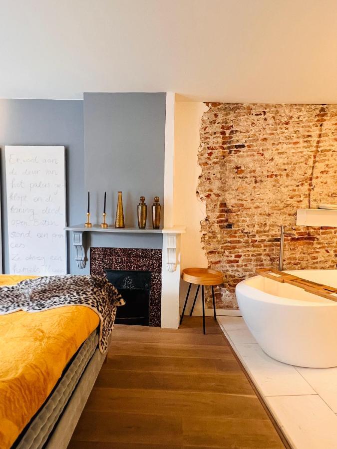 Georgia'S Bathhouse Apartman Breda Kültér fotó