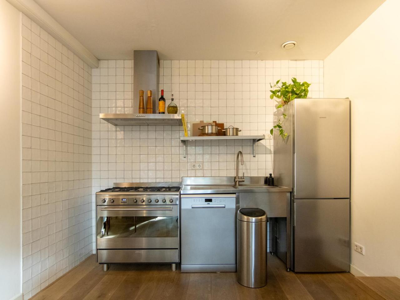Georgia'S Bathhouse Apartman Breda Kültér fotó