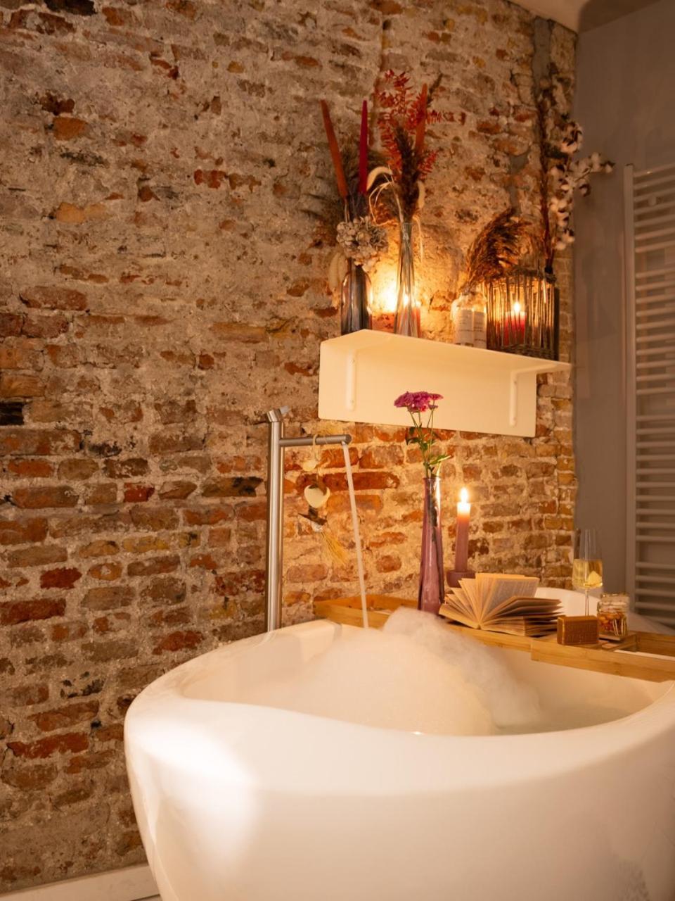 Georgia'S Bathhouse Apartman Breda Kültér fotó